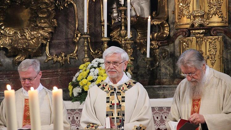 Priesterjubiläum von Pater Wilfried Ballling (Mitte). Foto: Heike Beudert