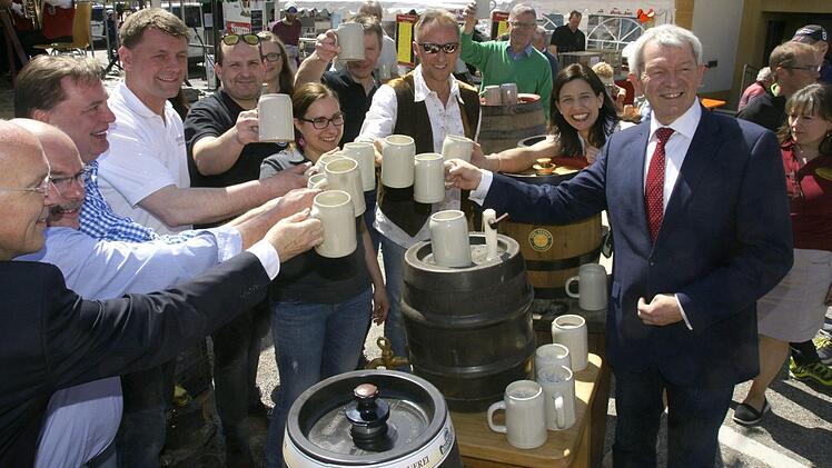 Anstoßen auf das gute Gelingen des 1. BierkulturfestesFoto: Joseph Beck