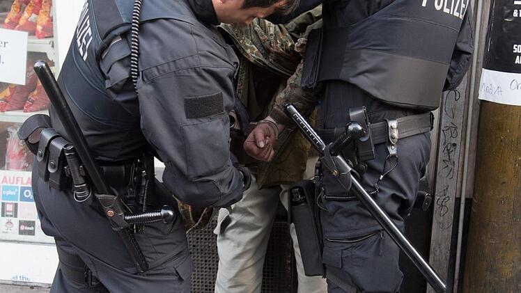 Die 19-Jährige war so aggressiv, dass sie von den Polizisten überwältigt und gefesselt werden musste. Symbolfoto: Boris Roessler/dpa
