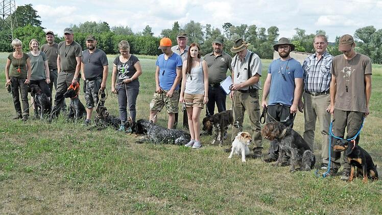 An einem Grundkurs der BJV-Kreisgruppe Ebern nahmen neun Jagdhunde und ein Begleithund teil. Zweiter von rechts Hundeobmann Hans Heinert, der die Hunde und ihre Führer ausgebildet hatte  Foto: Simon Albrecht