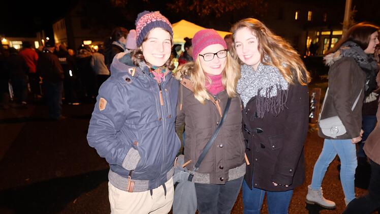 Auch den Rh&ouml;ner M&auml;dchen gef&auml;llt es bei der Dorfweihnacht in Thundorf. Foto: Philipp Bauernschubert