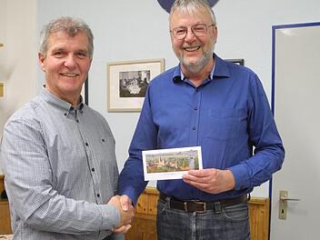 Kurt Baumeister (1 .Vorsitzender der  RSK M&uuml;nnerstadt; links) ehrte  Rainer Scheuring f&uuml;r besondere Verdienste. Foto:  Wolfgang Wagner