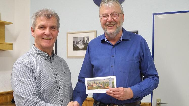 Kurt Baumeister (1 .Vorsitzender der  RSK Münnerstadt; links) ehrte  Rainer Scheuring für besondere Verdienste. Foto:  Wolfgang Wagner