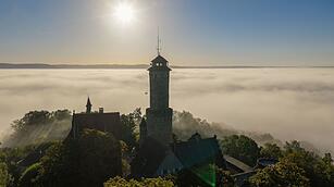 &Uuml;ber den Nebel ragt die Bamberger Altenburg.