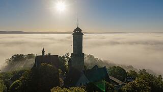 Bamberg im Nebelmeer: Bezaubernde Eindrücke vom Herbstanfang Über den Nebel ragt die Bamberger Altenburg.