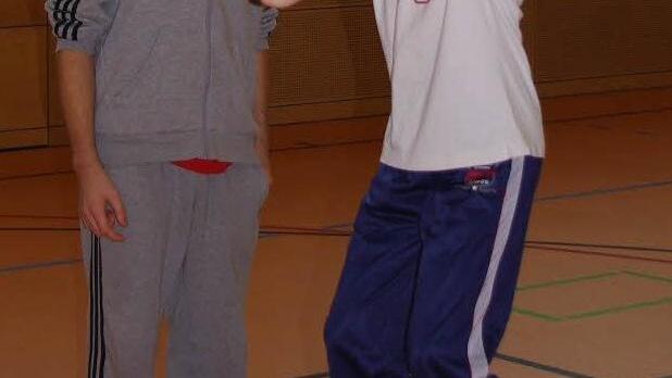 Florian Tilch übt mit Jonas Walder.
