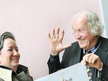 Katja Schaefer und Dieter Borchmeyer halten ein Plakat von "Lied und Lyrik" in der Hand. Dieses Festspiel der Friedrich-Baur-Stiftung findet an verschiedenen Veranstaltungsorten im Raum Lichtenfels/Coburg vom 18. bis 23. September statt. Fotos: Tobias Kindermann