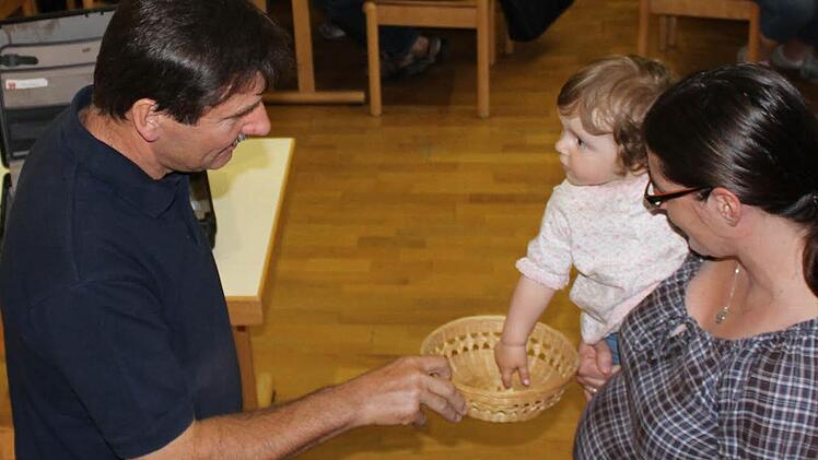 Nachdem zwei Wahlgänge keine Entscheidung gebracht hatten, durfte die kleine Ida das Los ziehen und damit den Ortssprecher für Lind, Losbergsgereuth und Ottneuses bestimmen. Unser Bild zeigt die kleine Glücksfee mit Wahlleiter Kurt Weißheimer und ihrer Mama, Kathrin Schwarz.