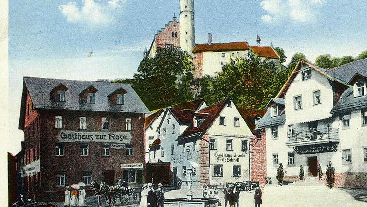 Gößweinstein, der Marktplatz 1919, mit zahlreichen "promenierenden" Gästen und einem Pferdefuhrwerk. Repro: Reinhard Löwisch