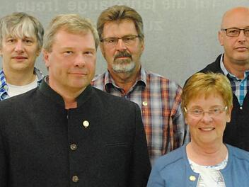 Für 40 Jahre Mitgliedschaft beim SV Riedenberg erhielten (von links) Klaus Schlumm, Arno Becker, Ewald Leitsch, Karin Jörg und Ralf Gerhard bei der Jahresversammlung die Vereinsehrennadel in Gold überreicht. Foto: Evelyn Schneider