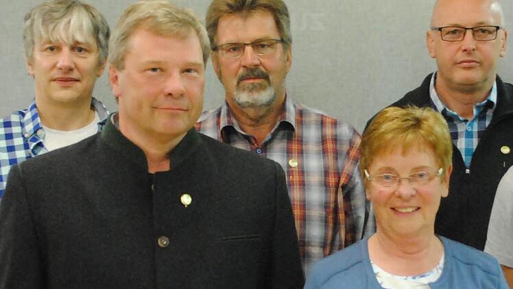 Für 40 Jahre Mitgliedschaft beim SV Riedenberg erhielten (von links) Klaus Schlumm, Arno Becker, Ewald Leitsch, Karin Jörg und Ralf Gerhard bei der Jahresversammlung die Vereinsehrennadel in Gold überreicht. Foto: Evelyn Schneider