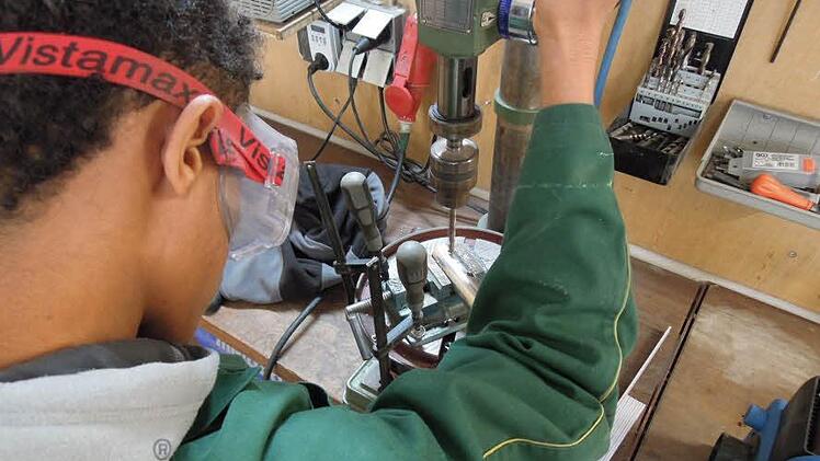 Bei Praktika haben die jugendlichen Asylbewerber vom Volkersberg bewiesen, dass sie anpacken können. Viele Firmen würden auch Flüchtlinge einstellen, wenn die Rahmenbedingen geklärt sind. Fotos: Haus Volkersberg