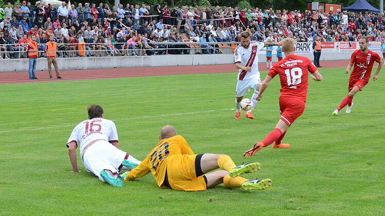 Impressionen vom Spiel des 1. FC Nürnberg (weiße Trikots) gegen die Würzburger Kickers (2:2). Foto: Jürgen Schmitt