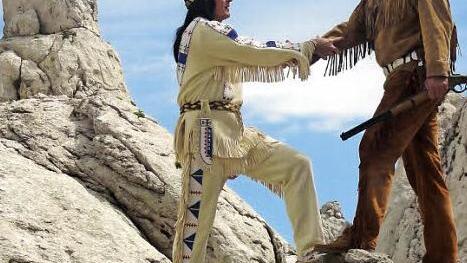 Original und Remake am Original-Schauplatz: Wie Pierre Brice und Lex Barker in "Winnetou III" schütteln sich die Karl-May-Fans Karl Schlömer und Thomas Vogt (unten, rechts) die Blutsbrüderhand. Fotos: Rialto Film/privat