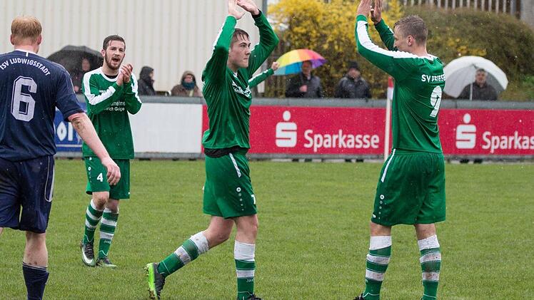 Für den SV Friesen läuft es - allen Verletzungsproblemen zum Trotz - im Moment sehr gut. In der Bezirksliga Ost ist Platz 2 fast sicher und sogar noch die Meisterschaft möglich. Und im Pokal steht die Mannschaft im Kreisfinale. Daran hatte am Ostermontag Maximilian Zapf (links) mit zwei Toren in Ludwigsstadt großen Anteil. Hier klatscht er sich nach seinem zweiten Treffer mit André Münch ab. Foto: Heinrich Weiß