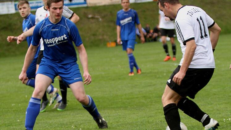 An der Strafraumgrenze ist für den Zeller Marco Häfner (rechts) bei SC-Stopper Kevin Kaffer (links) Endstation.