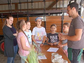Solche Unterrichtsstunden könnte es jeden Tag geben: Grundschüler aus Burglauer erkundeten den landwirtschaftlichen Betrieb von Albert und Marianne Back. Im Bild erläutert Stefan Back verschiedenen Getreidearten. Eine gesunde Brotzeit und eine Kutschfahrt zu Getreidefeldern rundeten eine tolle Unterrichtseinheit ab. Manfred Mellenthin