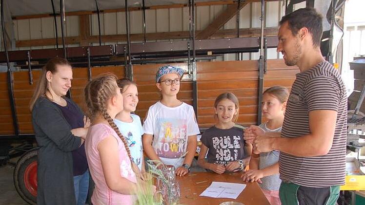 Solche Unterrichtsstunden könnte es jeden Tag geben: Grundschüler aus Burglauer erkundeten den landwirtschaftlichen Betrieb von Albert und Marianne Back. Im Bild erläutert Stefan Back verschiedenen Getreidearten. Eine gesunde Brotzeit und eine Kutschfahrt zu Getreidefeldern rundeten eine tolle Unterrichtseinheit ab. Manfred Mellenthin