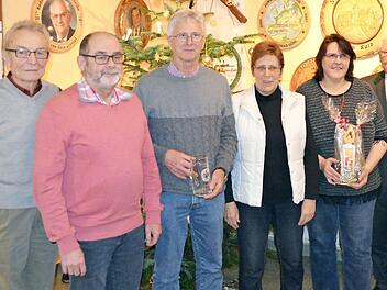 Schießleiterin Bettina Wachter (Zweite von rechts) und die Preisträger der Schützengesellschaft  Foto: Thomas Micheel