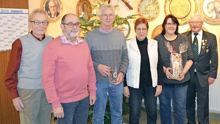 Schießleiterin Bettina Wachter (Zweite von rechts) und die Preisträger der Schützengesellschaft  Foto: Thomas Micheel