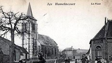 Eine historische Ansichtskarte von der Kirche und dem zentralen Platz des Dorfes Hamelincourt, aufgenommen vor dem Ersten Weltkrieg.