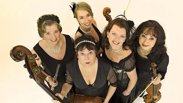 Lizzy Aumeier mit ihrem Damen-Salon-Orchester "Lizzy und die weißen Lilien" Foto: PR