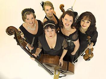 Lizzy Aumeier mit ihrem Damen-Salon-Orchester "Lizzy und die weißen Lilien" Foto: PR