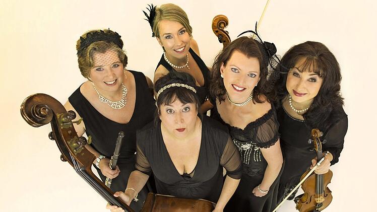 Lizzy Aumeier mit ihrem Damen-Salon-Orchester "Lizzy und die weißen Lilien" Foto: PR