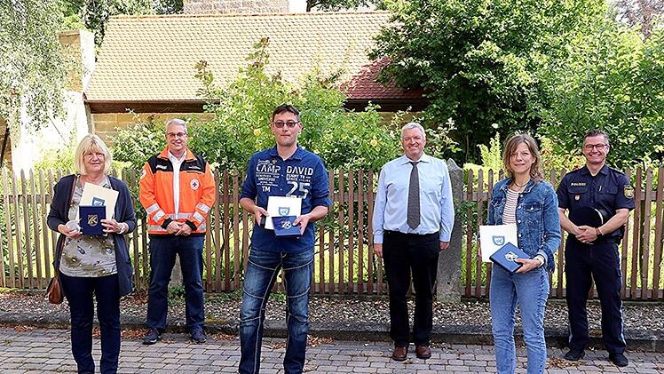 Weil sie bei einem medizinischen Notfall Erste Hilfe geleistet und mit der Reanimation begonnen haben, sind (vorne von links) die drei Ersthelfer Ruth Sauerteig, Alexander Dorst und Marion Müller mit der Auszeichnung "Kavalier der Straße" geehrt worden. Die Auszeichnungen überreichten (hinten von links) Michael Will (Pressesprecher des BRK-Kreisverbandes Haßberge), Eberns Bürgermeister Jürgen Hennemann und Detlef Hauck, stellvertretender Leiter der Polizeiinspektion Ebern.  Foto: Helmut Will