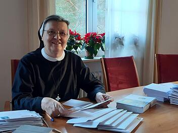 Kontakte pflegen, Grüße senden: Schwester Regina Pröls hat im Moment sehr viel mit der Weihnachtspost zu tun. Foto: Schwester Katharina Horn