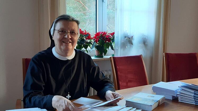 Kontakte pflegen, Grüße senden: Schwester Regina Pröls hat im Moment sehr viel mit der Weihnachtspost zu tun. Foto: Schwester Katharina Horn