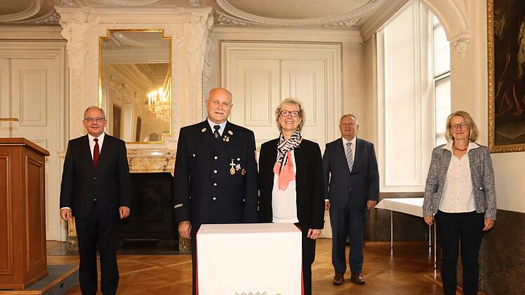 Regierungspräsident Dr. Eugen Ehmann (links), Landrat Thomas Bold (hinten) und die Hammelburger 2. Bürgermeisterin Elisabeth Assmann (rechts) gratulierten Walter und Elke Emmert in Würzburg.