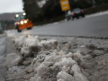 Der städtische Räumdienst sorgt dafür, dass die Straßen befahrbar sind. Foto: Julia Raab