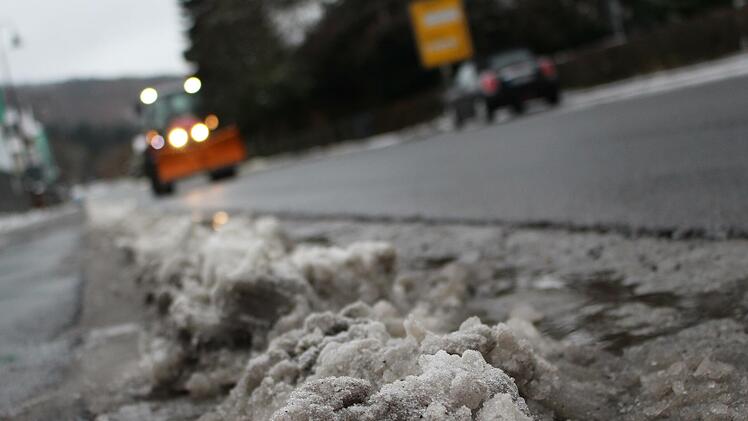 Der städtische Räumdienst sorgt dafür, dass die Straßen befahrbar sind. Foto: Julia Raab