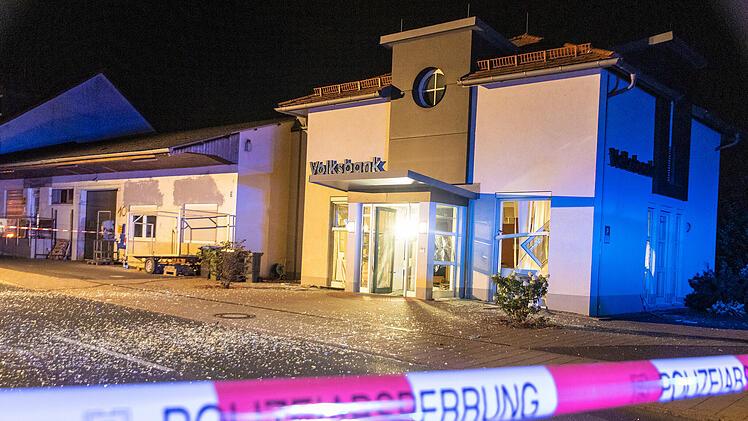 Bankautomat gesprengt: Gebäude stark in Mitleidenschaft gezogen