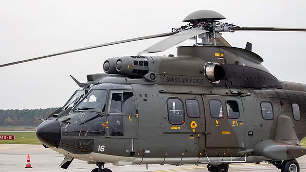 Flughafen Nürnberg: "Super Puma" Helikopter landet - U-Boot-Jäger-Maschine gesichtet