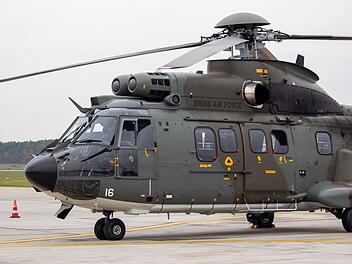 Flughafen Nürnberg: "Super Puma" Helikopter landet - U-Boot-Jäger-Maschine gesichtet