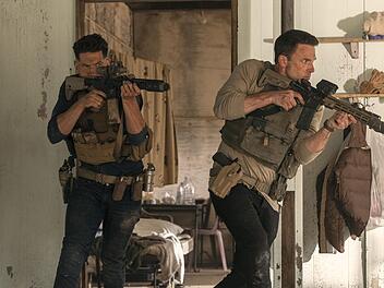 In "The Accountant 2" ballert sich Ben Affleck (rechts) als Buchhalter wieder gemeinsam mit dessen Bruder (Jon Bernthal) durch die Gegend.