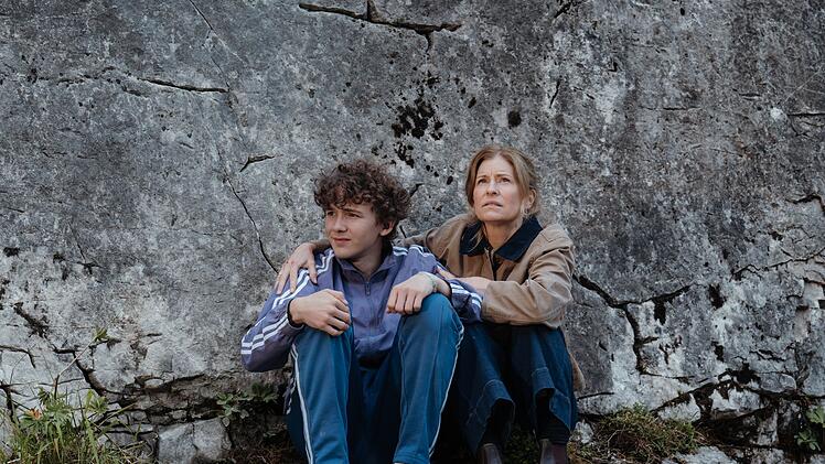 Elias H&ouml;ller (Leo Alonso-Kallscheuer) und seine Mutter Isabel (Birte Hanusrichter) m&uuml;ssen aus den Bergen gerettet werden.