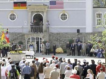 Unter großer Anteilnahme der Bevölkerung, begleitet von Fahnenabordnungen der Vereine und der Bundeswehr und musikalisch umrahmt vom Heeresmusikkorps 12 aus Veitshöchheim wurde  eine Gedenktafel zur Erinnerung an die Stationierung US-amerikanischer Streitkräfte und der deutsch-amerikanischen Freundschaft angebracht.  Fotos: Thomas Dill