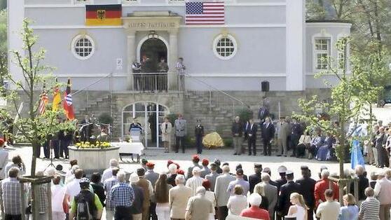 Unter großer Anteilnahme der Bevölkerung, begleitet von Fahnenabordnungen der Vereine und der Bundeswehr und musikalisch umrahmt vom Heeresmusikkorps 12 aus Veitshöchheim wurde  eine Gedenktafel zur Erinnerung an die Stationierung US-amerikanischer Streitkräfte und der deutsch-amerikanischen Freundschaft angebracht.  Fotos: Thomas Dill