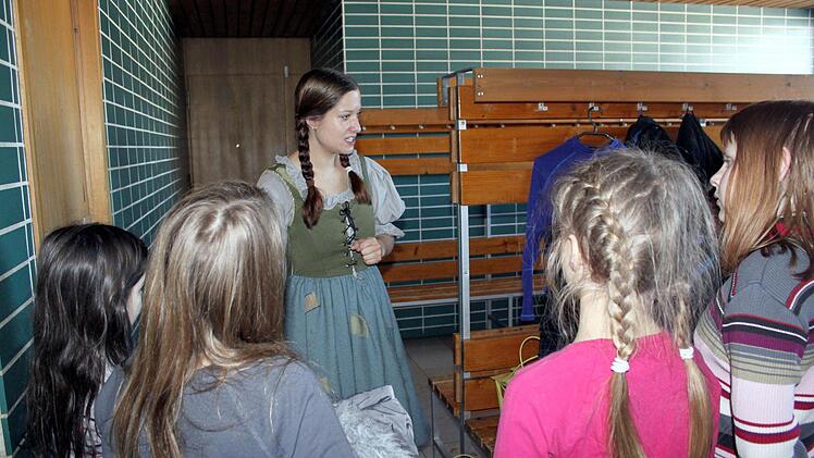 Angela Mitterhofer (Gretel) sagt den Engelkindern vor der Aufführung in Wallenfels, was sie tun sollen.