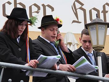 Lena Schmitt, unterstützt von Nico und Niels Böhm, brauchte viel Stimmkraft, um sich durch die dicken Sprüchebücher durchzuarbeiten. Foto: Gerd Schaar