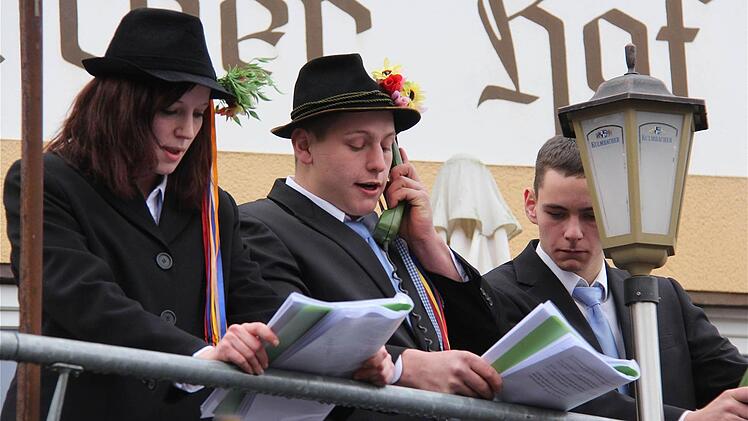 Lena Schmitt, unterstützt von Nico und Niels Böhm, brauchte viel Stimmkraft, um sich durch die dicken Sprüchebücher durchzuarbeiten. Foto: Gerd Schaar