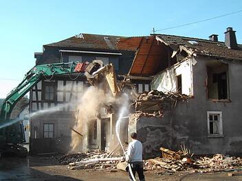 Das alte Haus neben dem Gasthof Grüner Baum ist mittlerweile komplett angerissen.  Foto: Susanne Deuerling