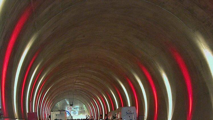 Zur "Durchschlagsfeier" war der  Tunnel Reiterberg festlich illuminiert.