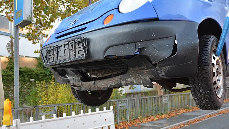 Hindernis zu spät erkannt: Kulmbacher landete mit seinem Auto in einer Baugrube. Foto: Dagmar Besand
