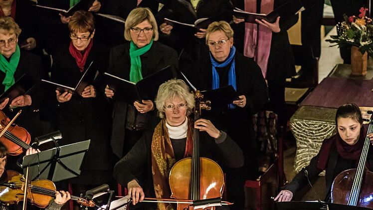 Die Sängervereinigun Bad Rodach und das Collegium musicum Hildburghausen unter der Gesamtleitung von Kirchenmusikdirektor Torsten Sterzik gestalteten ein Konzert in der Kirche St. Salvator in Untersiemau.Foto Jochen Berger