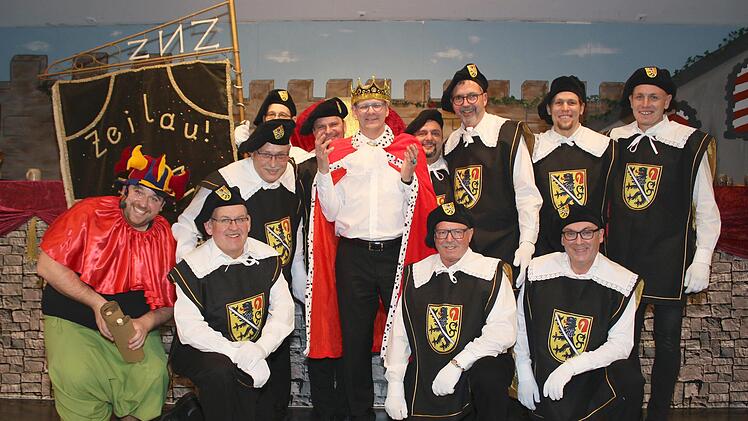 Ein strahlender König Thomas (der Erste Stadelmann) umgeben von seiner Leibwache. Bitte schön lächeln beim Familienfoto - natürlich mit Hofnarr Max Wolfschmitt.