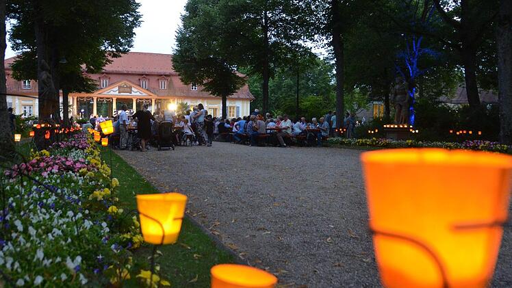 Einige tausend farbige Lichter säumten an diesem Abend die Wege in Bad Bocklets Kurgarten.Peter Rauch